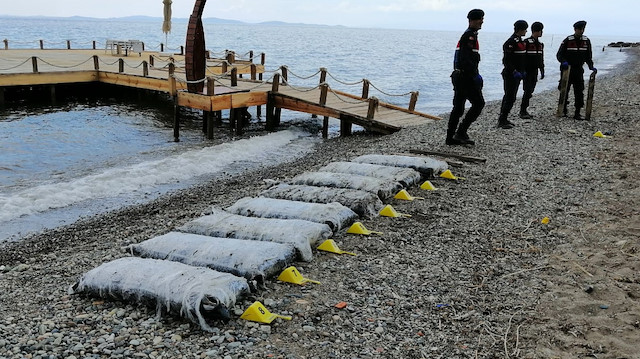 Ekipler, dün Balıkesir ve Çanakkale sahilleri ile deniz yüzeyinden paketler halinde toplam 1 ton 411 kilo skunk topladı.