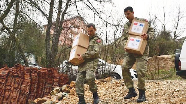 Mehmetçik, Kosovalı ihtiyaç sahibi ailelerin yüzünü güldürüyor.