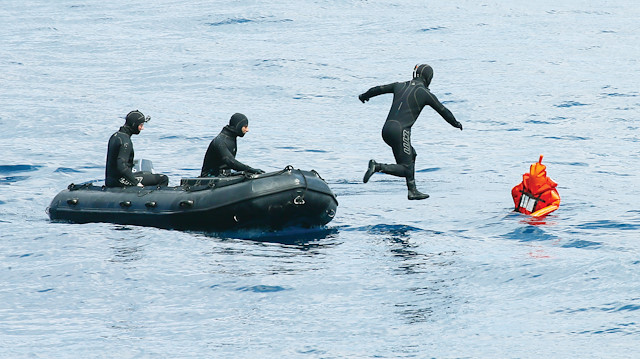 Senaryo gereği, balıkçı gemisi batarken olay yerinde denize dağılan personel kurtarıldı.