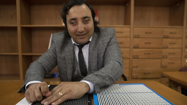 Çocukluğunda makine mühendisi olmak isteyen ancak görme engellilerin matematik ve geometri öğrenme imkanlarının kısıtlı olması sebebiyle hayalini gerçekleştiremeyen Karadağ, Türkiye 54'üncüsü olarak Boğaziçi Üniversitesi Rehberlik ve Psikolojik Danışmanlık Bölümünü kazandı.