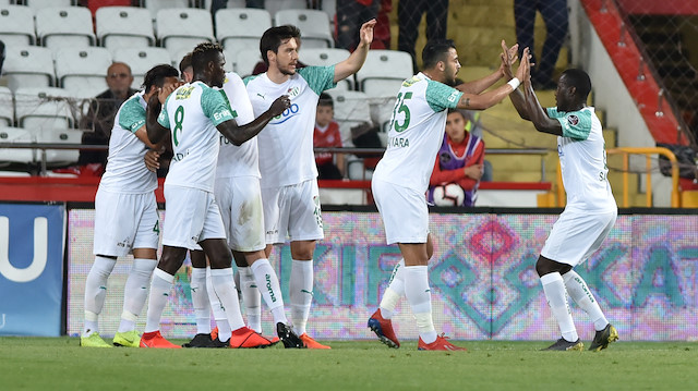 Bursaspor'u Antalyaspor karşısında galibiyete taşıyan golü Kamerunlu savunmacı Chedjou attı.