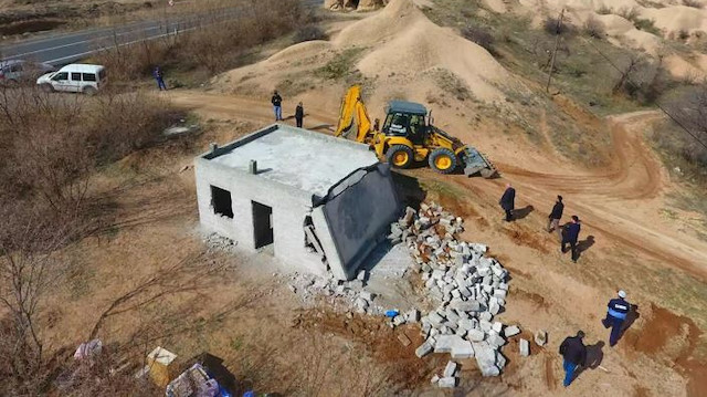 Kapadokya'daki kaçak yapıların yıkımları sürüyor.