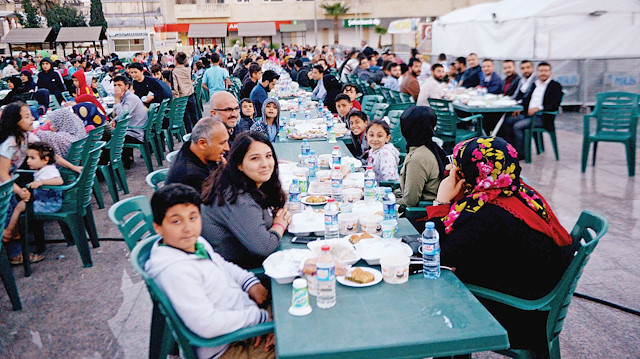 Cumhuriyet Meydanı'nda öğle saatlerinde başlayan iftar hazırlıkları kapsamında yaklaşık bin masa kuruldu.