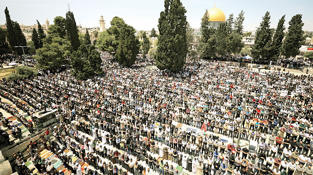 ​Filistinliler, İsrail'in çıkardığı zorluklar ve engellere rağmen Ramazan ayının ilk cuma namazını Mescid-i Aksa'da kıldı.
