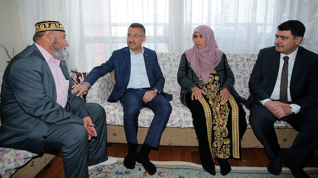 نائب أردوغان يزور أسرة مواطن استشهد بمذبحة المسجدين في نيوزيلندا