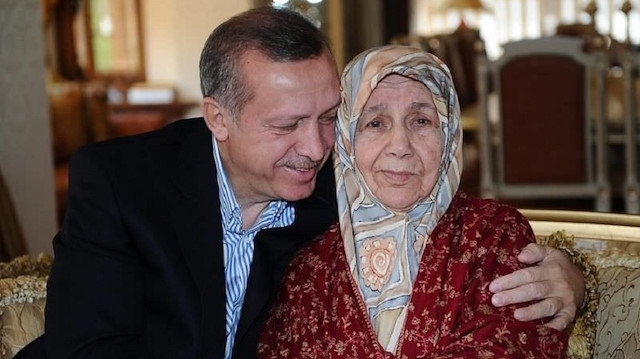 Cumhurbaşkanı Recep Tayyip Erdoğan ile annesi Tenzile Erdoğan