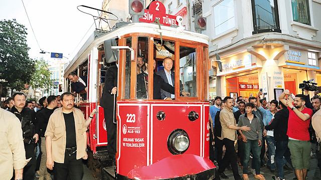 Beyoğlu’nda nostaljik tramvaya binen Erdoğan, Taksim Meydanı’nda vatandaşların yoğun sevgi gösterileriyle karşılandı.