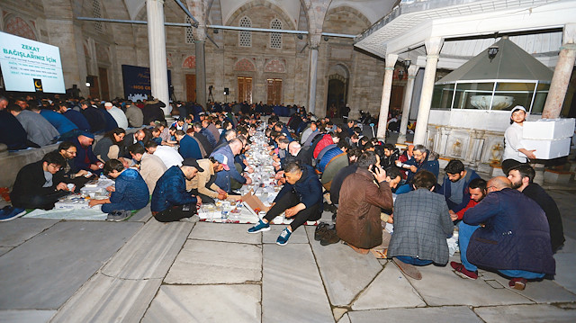 Şehzadebaşı Camii'nde düzenlenen iftar programı.