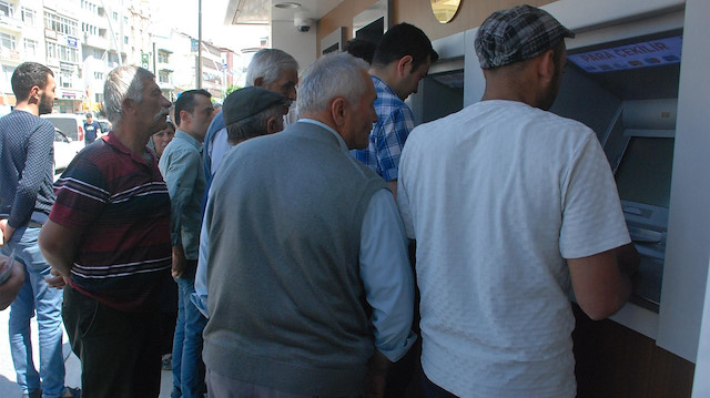 Emeklilere Ramazan ve Kurban Bayramı'ndan önce olmak üzere yılda iki kez bayram ikramiyesi verilmesi kararlaştırılmıştı.