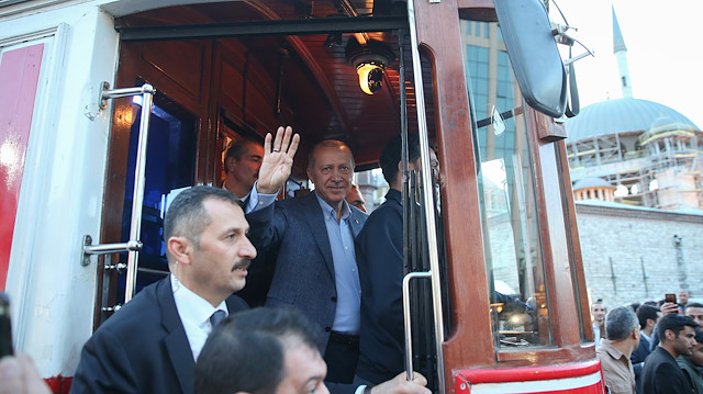 بالصور.. أردوغان يستقل الترام واي التاريخي في ساحة تقسيم بإسطنبول 