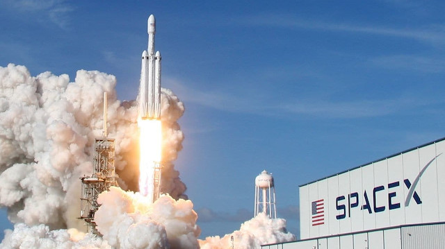 Space X şirketi tarafından fırlatılacak olan uydular Falcon 9 roketine dizilmiş.