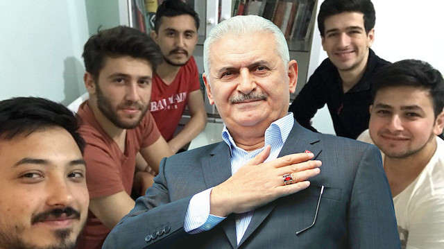 Binali Yıldırım, gençlerin iftar davetine kayıtsız kalmadı. 