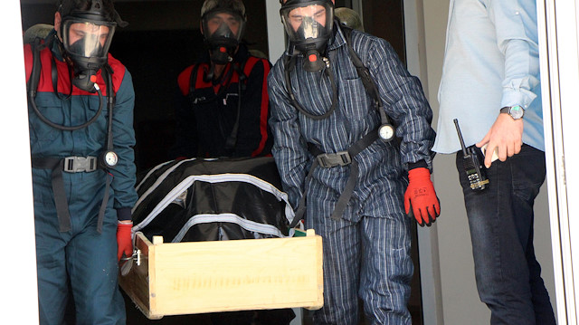 Maskelerle eve giren ekipler, yaşlı kadının cansız bedeni çıkardı. 