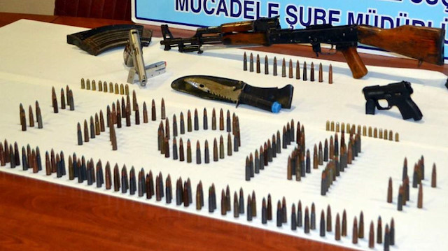Operasyonda uzun namlulu silah, 3 tabanca, 3 ruhsatsız av tüfeği ile yasa dışı temin edildiği değerlendirilen çok sayıda senet ele geçirildi.