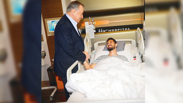 Mustafa Cengiz, Emre Akbaba'yı hastanede ziyaret etti.