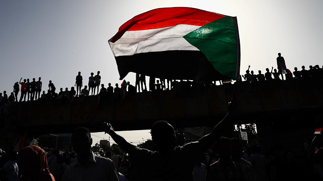 Sudanlılar, askeri geçiş konseyinin yönetimi sivillere devretmesi talebiyle gerçekleştirdikleri gösterine devam ediyor.