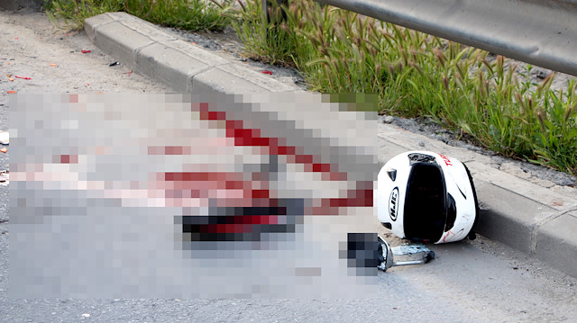 Kaza sonra motosikletlinin kaskı yere savruldu.