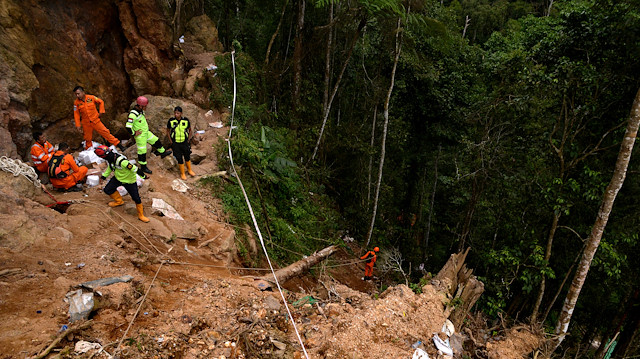 Landslides kill 5 in illegal Indonesian gold mine