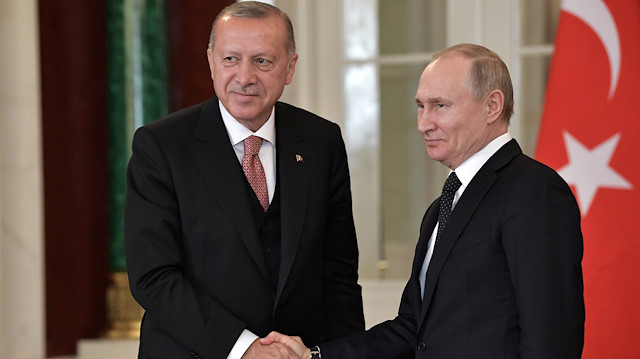Russian President Vladimir Putin (R) shakes hands with his Turkish counterpart Tayyip Erdogan during a news conference following their talks at the Kremlin in Moscow, Russia April 8, 2019. Sputnik/Alexei 