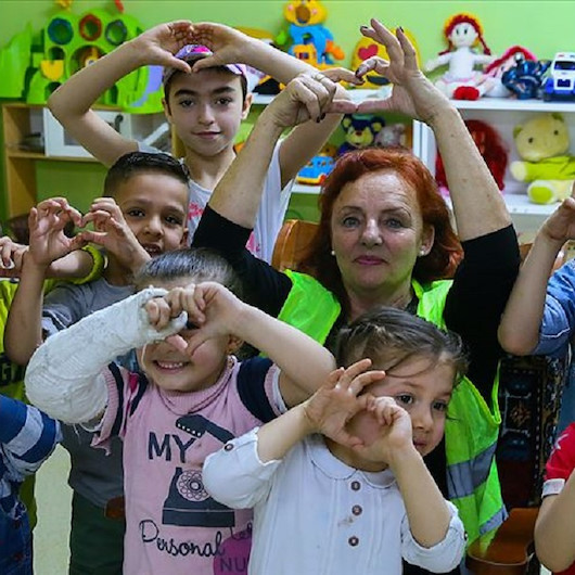 Ailesini İrlanda'da bıraktı Suriyelilere yardım ediyor