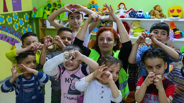 Ailesini İrlandada bıraktı Suriyelilere yardım ediyor
