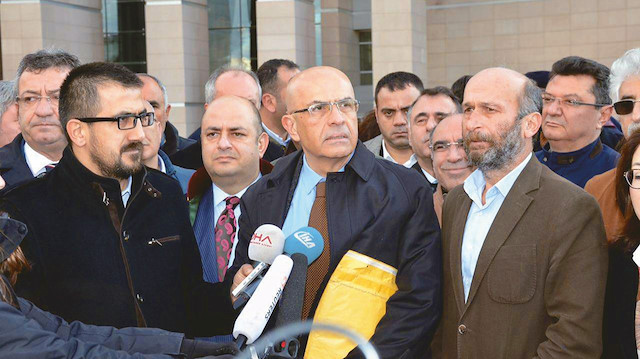 Berberoğlu ve Gül adliye önünde açıklama yaparken.
