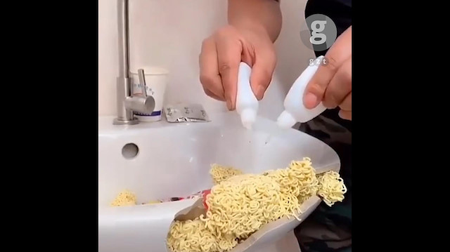 hvede dedikation pengeoverførsel Man fixes broken sink with noodles