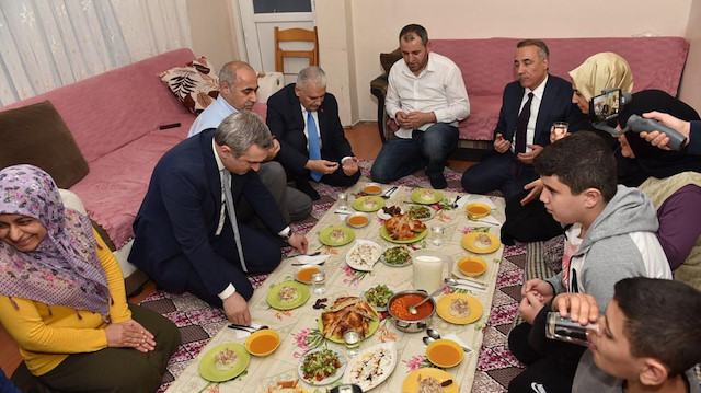 AK Parti İBB adayı Yıldırım, Üzeyir ve Sultan Tan'ın evinde orucunu açtı.