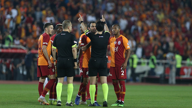 Maçın hakemi Suat Arslanboğa verdiği kararlarla Akhisarsporlu futbolcuların tepkisini çekti.