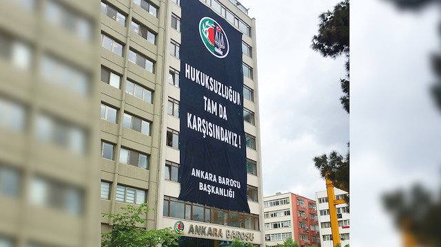 Yüksek Seçim Kurulu binasının karşısında mukim Ankara Barosu, 6 Mayıs’taki seçim yenileme kararının ardından yukarıdaki pankartlı eylemi yaptı.