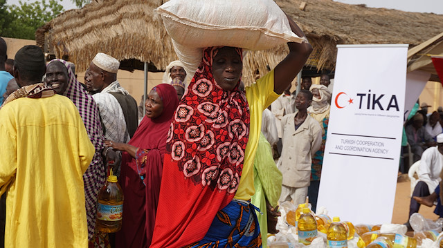 "تيكا" التركية توزع طرودا غذائية على ألف أسرة في النيجر