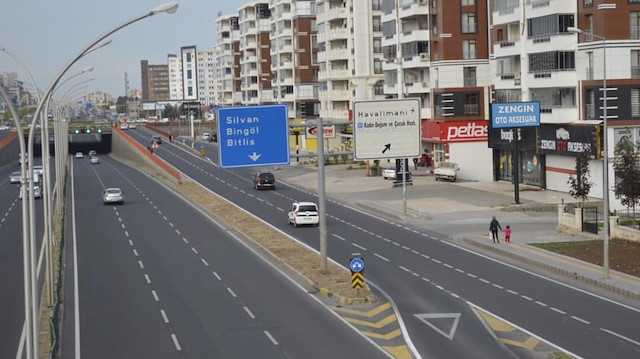 Diyarbakır'da Türk bayrakları caddelerdeki aydınlatma direklerinden indirildiği görüldü.