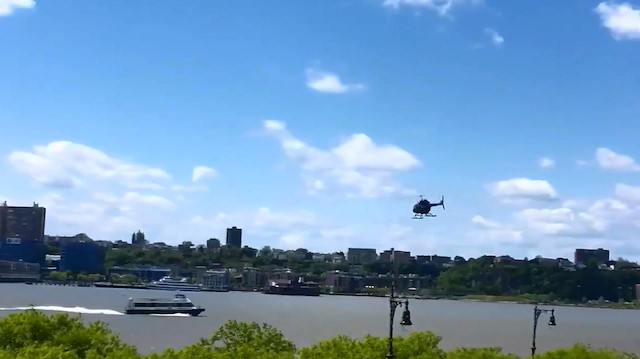 New York Polis Departmanı, helikopterin Manhattan'ın batı yakasındaki bir piste iniş yapmak isterken, nehre düştüğünü; kazanın nedeninin araştırıldığını duyurdu.