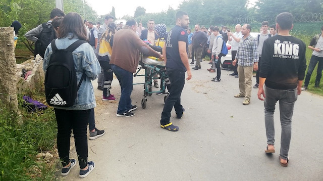 Yaralanan öğrenciler ambulanslarla hastanelere götürüldü. 