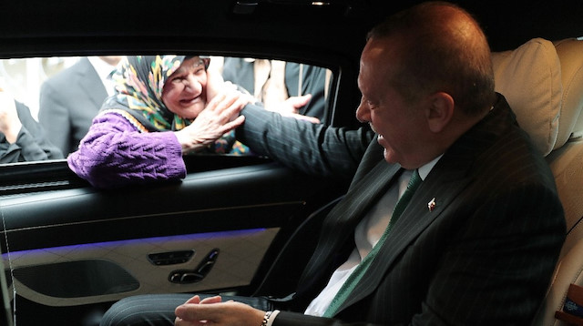 Erdoğan ile sohbet eden yaşlı teyzenin mutluluğu gözlerinden okundu.