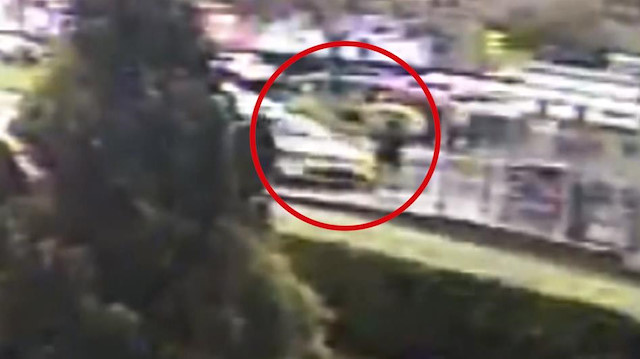 Kaza yapan otomobil tramvay durağındaki kadına çarptı