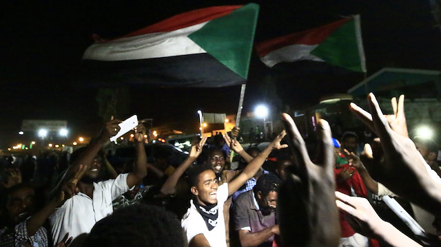 Sudan'da ekonomik kriz sebebiyle başlayan gösterilerden sonra ordu 11 Nisan'da yönetime el koymuştu