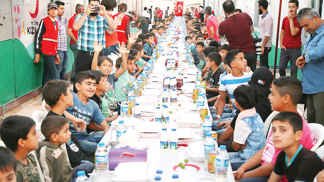 Ramazan ayı ile birlikte yapılan yardımlar kapsamında yetimhanedeki çocuklara da iftar organizasyonu yapıldı.