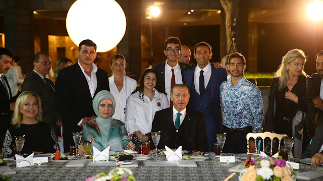 2017 yılında Cumhurbaşkanı Recep Tayyip Erdoğan ve eşi Emine Erdoğan, Tarabya Köşkü'nde sanatçı ve sporcular ile iftarda bir araya gelmişti.