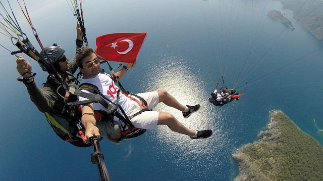 Yamaç paraşütü ile uçuş yapan öğrenciler, gökyüzünde Türk bayrağı açtı