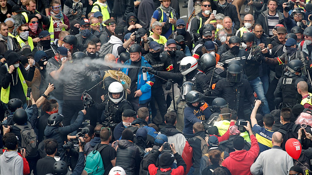 Nancy'de polisin biber gazı kullandığı eylemde 3 kişi gözaltına alındı. Lyon'da ise eylemciler bir çöp bidonunu yaktı.