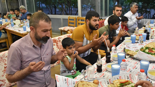 Adıyaman'a sığınan Suriyeli, Irak Türkmeni ve Afgan aileler, iftar için bir araya geldi.