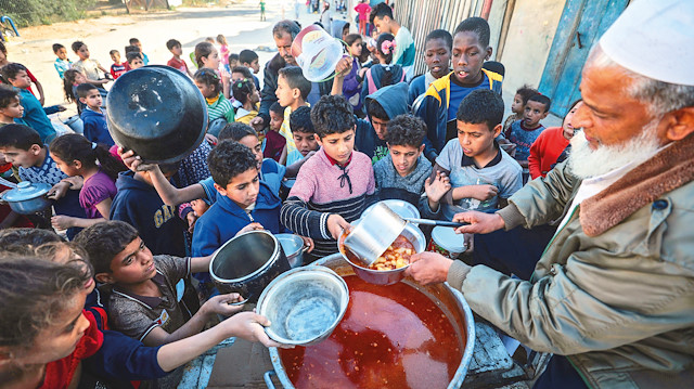 Refah'ta ihtiyaç sahipleri, sahur ve iftarlarını “Gazzeli Yoksullara Yardım Tekkesi”nin dağıttığı yemekle yapıyor.