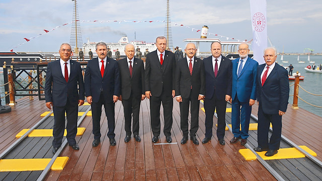 Cumhurbaşkanı Recep Tayyip Erdoğan Gazi Mustafa Kemal Atatürk’ün Milli Mücadele’yi başlatmak üzere 19 Mayıs 1919’da Bandırma vapurundan Samsun’a çıktığı yer olan Tütün İskelesi’nde siyasi parti liderleriyle bu tarihi fotoğrafı çektirdi.