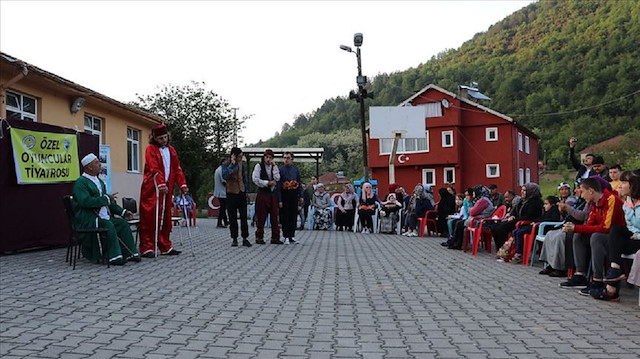 "Safinaz'ın İzdivacı" adlı oyunu köy halkına oynadılar. 
