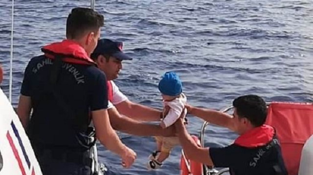 Yasadışı göçmenleri taşıyan tekneden çıkarılan 5 aylık bebek.
