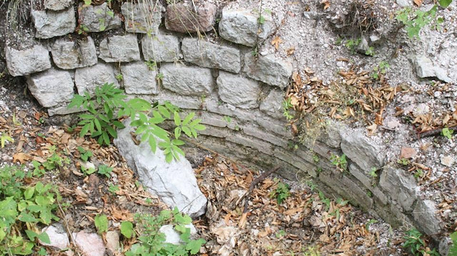 Kazılarda tarihi taş örme yapılar da hasar gördü.