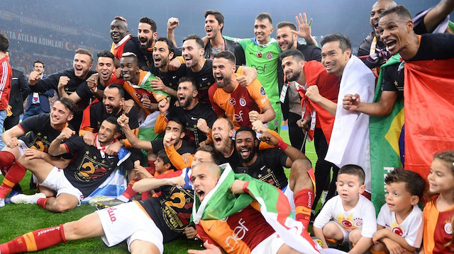 Galatasaraylı futbolcuların şampiyonluk pozu.