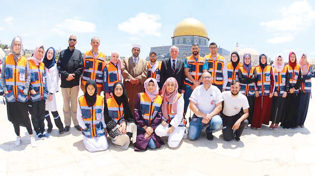Kudüslü gençler Ramazan boyunca ‘gönüllü hizmet’ geleneğini sürdürüyor.