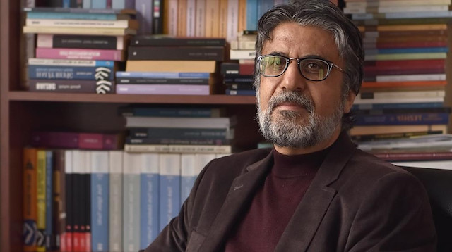 Şaşmayan pusula: Akif Emre